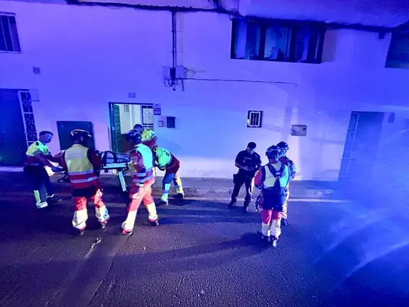 Bomberos del Consorcio de Seguridad y Emergencias colaborando en el traslado.