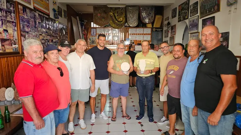 Entrega de reconocimiento a la murga los Intoxicados por el torneo de invite de San Ginés.
