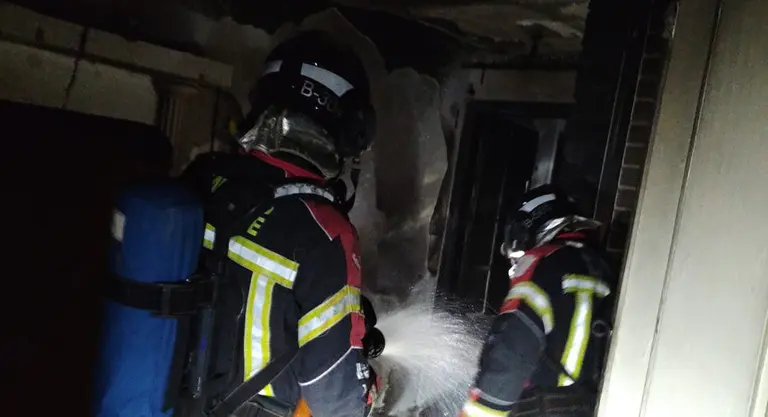 Bomberos del Consorcio sofocando un incendio.
