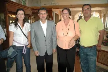 LA ALCALDESA DE ARRECIFE ESTAMPÓ SU FIRMA EN EL BALÓN.