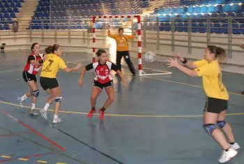 LAS JUGADORAS INFANTILES POSAN FELICES CON EL TROFEO DE SUBCAMPEONAS.