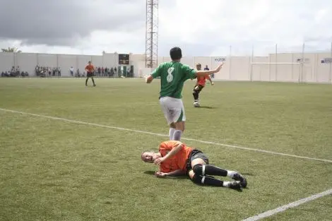 EL ATLÉTICO TIENSE FESTEJA EL CUARTO GOL FRENTE AL SAN BARTOLOMÉ