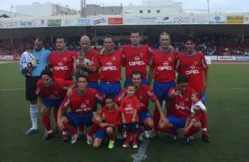 LA TRIPULACIÓN GANADORA LUCE ORGULLOSA EL TROFEO DE CAMPEÓN.