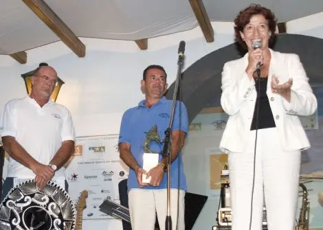 INÉS ROJAS ENTREGÓ EL PREMIO AL CAMPEÓN DEL CONCURSO.