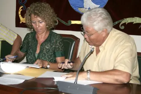 VICTORIANO ELVIRA, PRESIDENTE DE LA UD. LANZAROTE EN EL MOMENTO DE LA FIRMA.