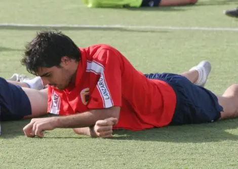 ENRIC PÍ SE EJERCITÓ ESTA MAÑANA EN UNA DE SUS ÚLTIMAS SESIONES CON LA CAMISETA ROJILLA.