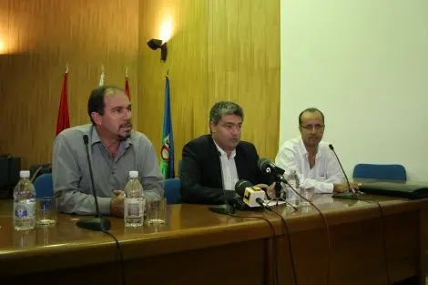EL ALCALDE DE TÍAS, JOSÉ JUAN CRUZ, PRESENTÓ EL ANTEPROYECTO JUNTO AL CONCEJAL DE DEPORTES Y LOS ARQUITECTOS. 