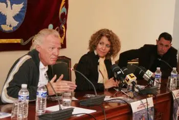 EL DIRECTOR DE LA CARRERA Y LA ALCALDESA DE ARRECIFE PRESENTARON LA PRUEBA.