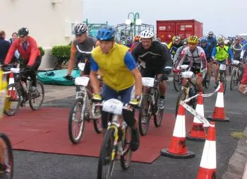 62 VALIENTES TOMARON LA SALIDA EN LA PRUEBA DESAFIANDO AL MAL TIEMPO. 