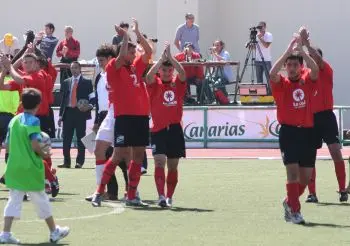 LOS AFICIONADOS PREMIARON CON UNA CERRADA OVACIÓN EL GRAN PARTIDO DEL MARÍTIMA.
