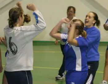 DOLLY MILÁN Y LORENA SE FELICITABAN AL FINAL DEL PARTIDO.
