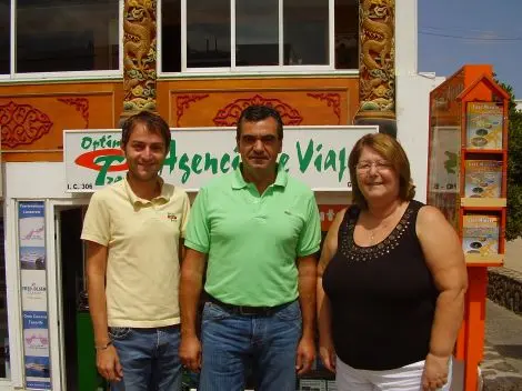 ANTONIO RIVEIRA JUNTO A LOS ENCARGADOS DE LA AGENCIA DE VIAJES.
