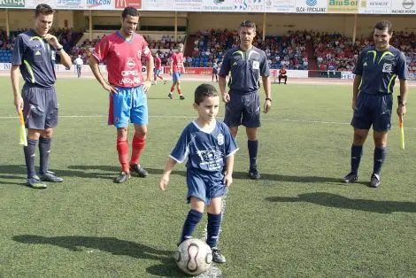 UN CHINIJO DEL FILIAL REALIZÓ EL SAQUE DE HONOR.