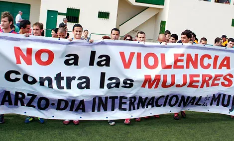 ANTES DEL CHOQUE LOS DOS EQUIPOS PORTARON UNA PANCARTA CONTRA LA VIOLENCIA DE GÉNERO.