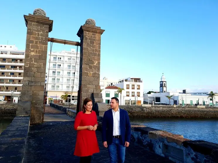 Rehabilitación del Puente de las Bolas y su entorno. La alcaldesa de Arecife junto al vicepresidente y consejero de OBras Públicas del Cabildo. Imagen de archivo