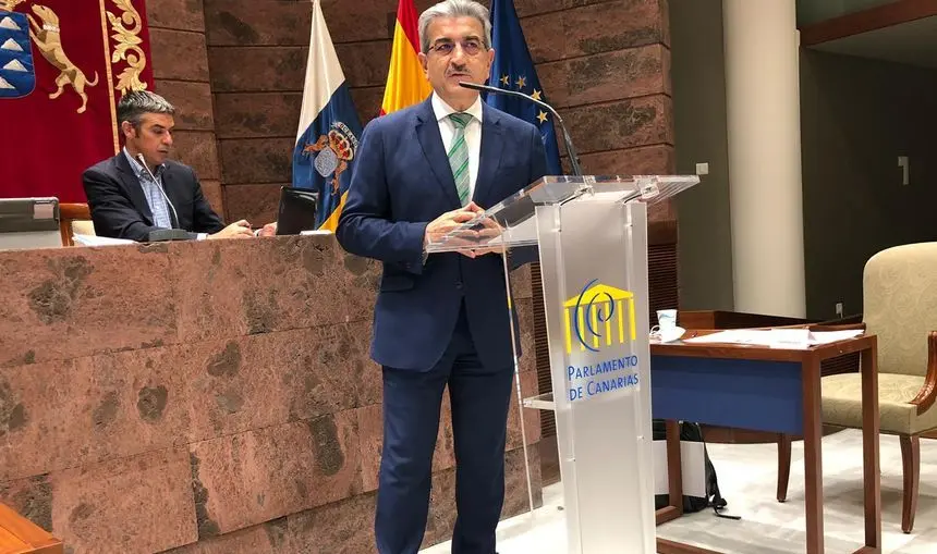 Román Rodríguez en el Parlamento de Canarias.