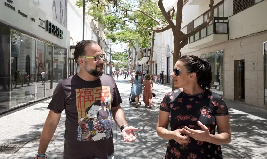 Los consejeros de Lanzarote en Pie-Sí Podemos en la calle Real de Arrecife.