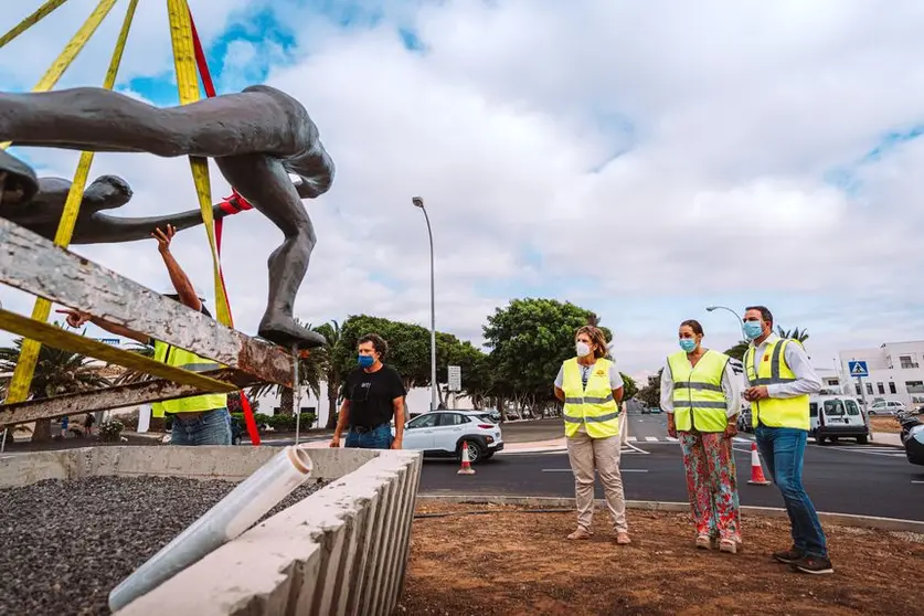 Trabajos de anclaje en Arrecife de la escultura Homenaje a los pescadores