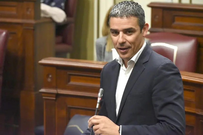 En la imagen, El  ex consejero de Agricultura, Ganaderia, Pesca y Aguas, Narvay Quintero, en un momento de la sesiÃ³n de control  al gobierno en el pleno del Parlamento de Canarias de hoy.