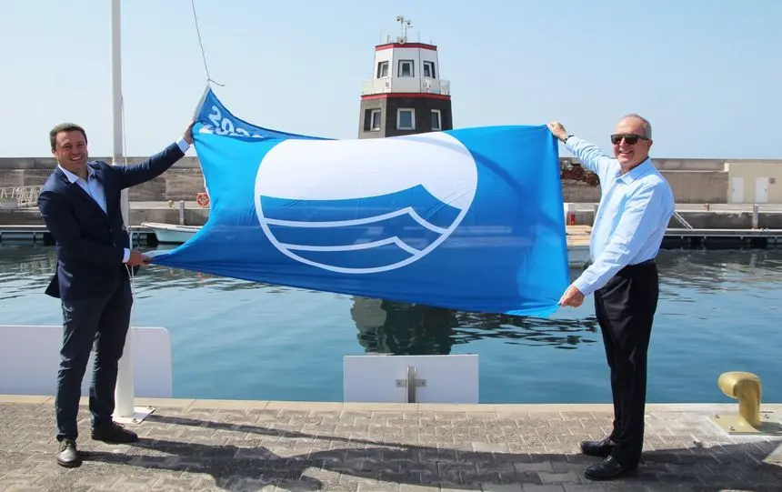 El alcalde de Yaiza y el propietario de Puerto Calero este miércoles con el galardón.