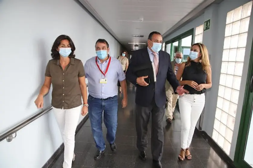 Imagen de la visita del consejero de Sanidad, Blas Trujillo, al hospital de Lanzarote.