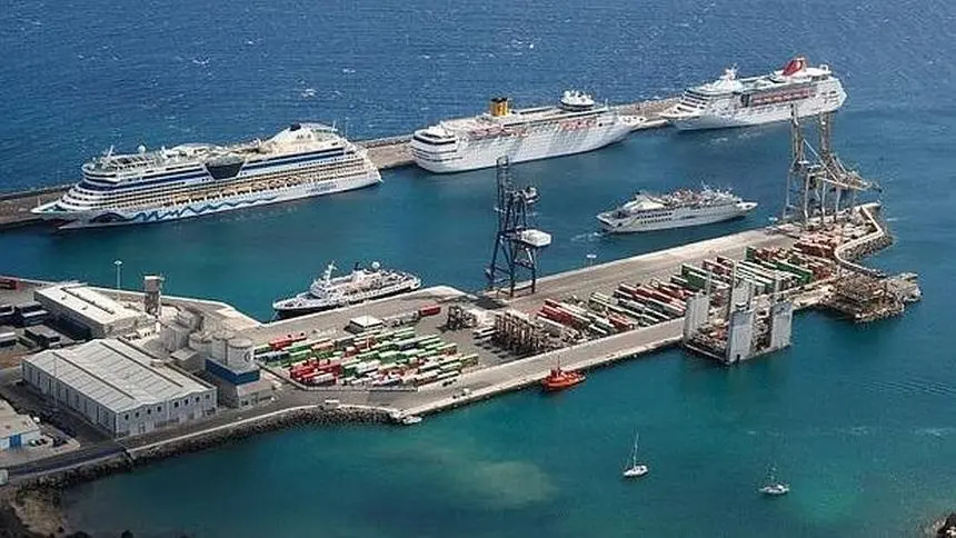 Muelle de contenedores y terminal en el puerto de Arrecife. Imagen de archivo