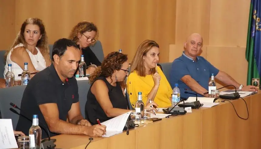 Imagen de los concejales del PP en Tías durante el desarrollo de un pleno.