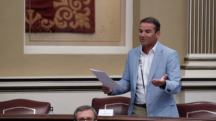 Marcos Hernández durante su intervención en el Parlamento.