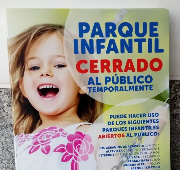 Arrecife instala paneles informativos con los lugares que tienen parques infantiles abiertos