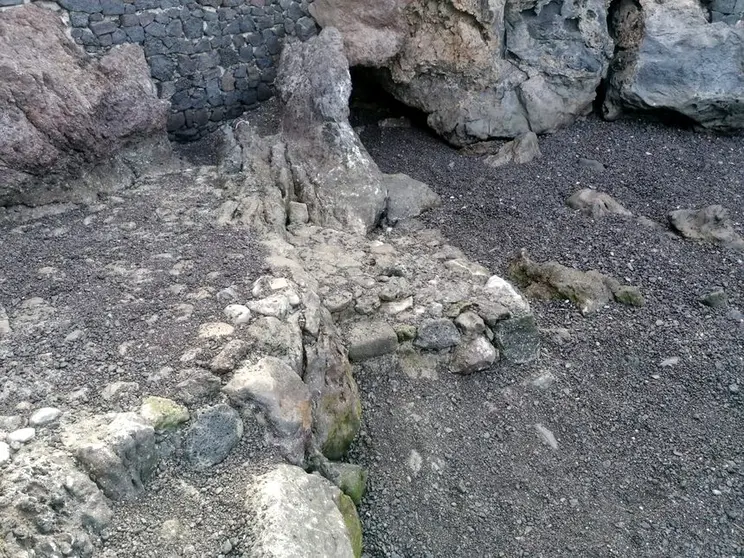 cemento en la orilla del mar en el poril