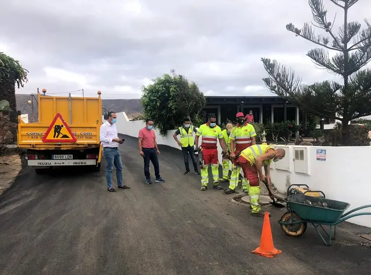 El alcalde y el concejal de Vías y Obras supervisando los trabajos de reasfaltado