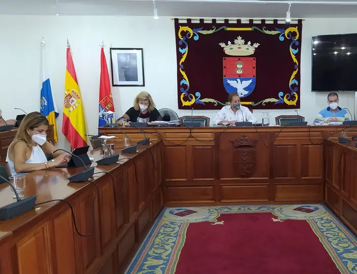 La alcaldesa de Arrecife , Astrid Pérez, en el pleno, con la concejal de Servicios Sociales y portavoz del PP, María Jesús Tovar.