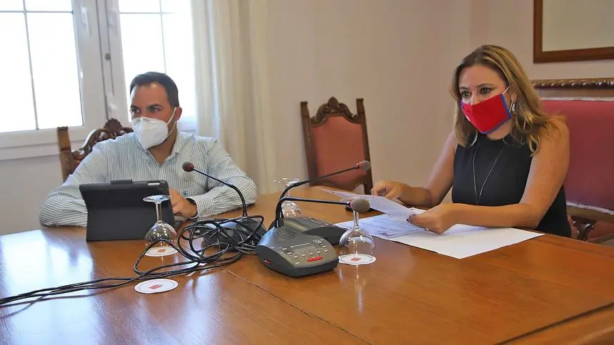 Maria Dolores Corujo y Jacobo Medina en el Consejo de Gobierno