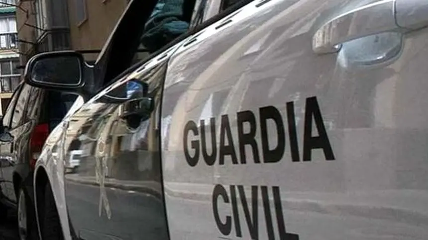 Uno de los vehículos de la Guardia Civil.