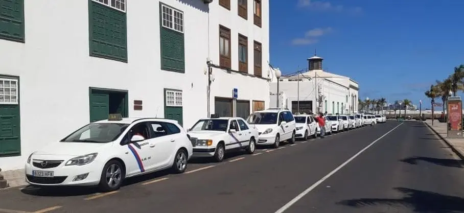 Parada de taxis en la avenida, en el municipio de Arrecife ( capital de Lanzarote)