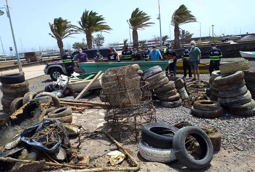 Limpieza de los fondos del Charco de San Ginés. Parte de los residuos retirados este pasado fin de semana