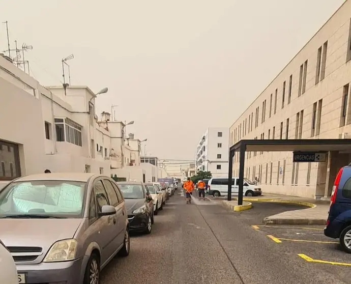 Trabajos de desinfección en zonas sensibles de Arrecife. Esta semana zona del Centro de Salud de Valterra con efectivos de Protección Civil de Arrecife