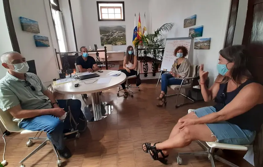 Imagen de la reunión en el Ayuntamiento de Haría.