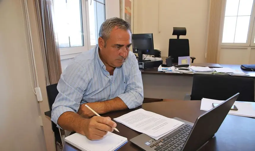 Momento de la reunión por videoconferencia del consejero de Turismo del Cabildo de Lanzarote con Yaiza Castilla.