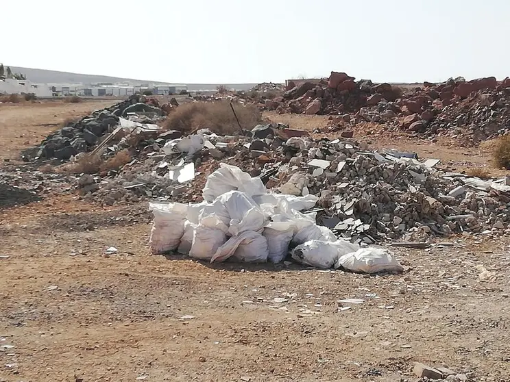 Basura y escombros en la zona trasera de la urbanización Costa Papagayo (Imagen de Cs)