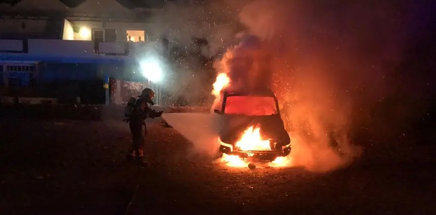 Imagen del momento en el que intervienen los bomberos para sofocar el incendio.