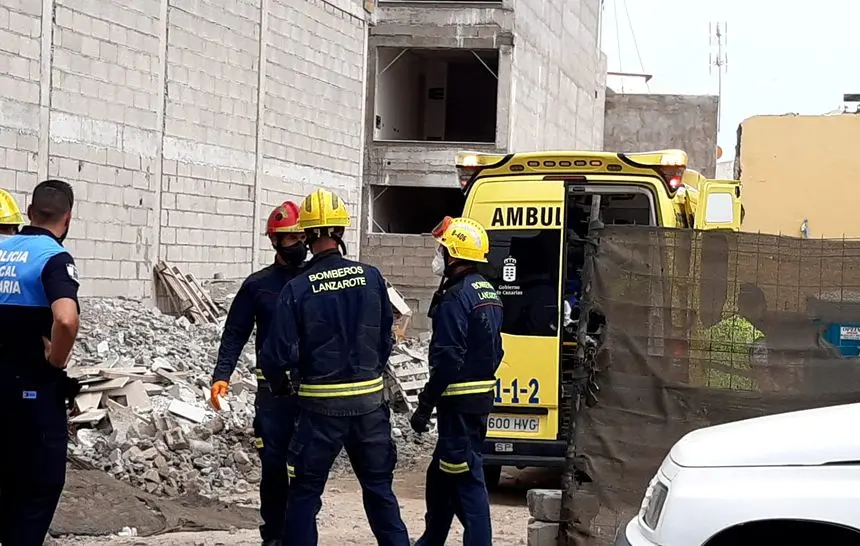 Imagen de la llegada de los bomberos a la zona donde se produjo el accidente.