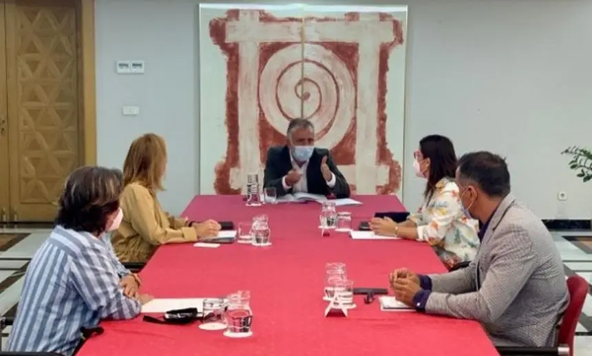 Imagen de la reunión de los empresarios con Ángel Víctor Torres y Yaiza Castilla.