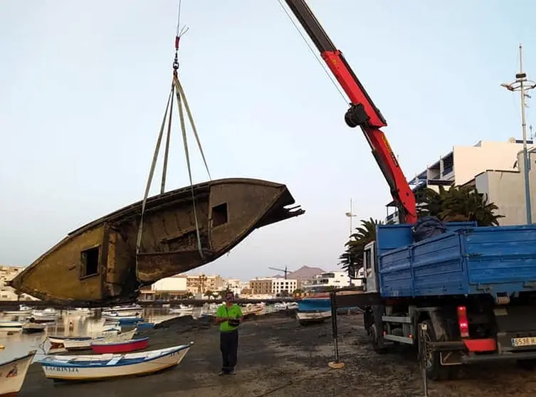 El Ayuntamiento de Arrecife retira un barquillo abandonado y hundido en el interior del Charco de San Ginés. Trabajos con un caminón grúa del Ayuntamiento