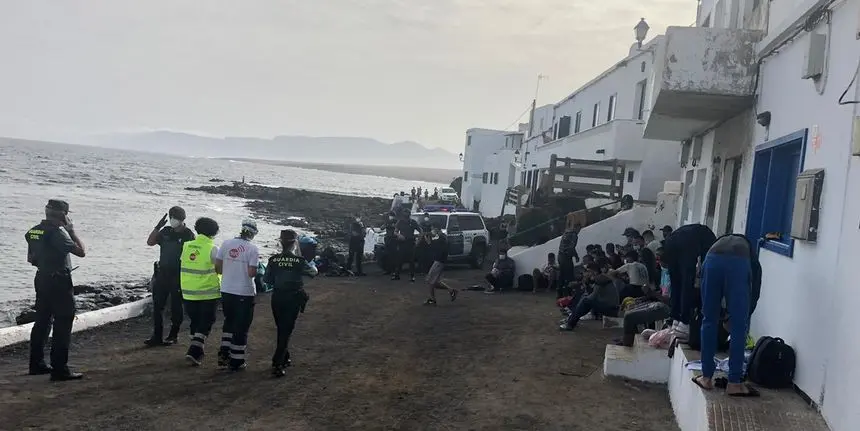 Imagen de los inmigrantes que llegaron este viernes a Caleta de Caballo.