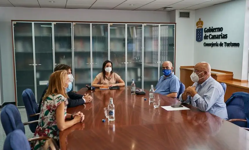 Imagen de una reunión de los empresarios de Lanzarote con Yaiza Castilla.