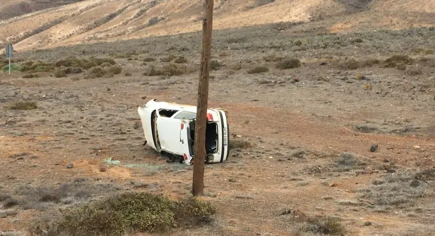 Imagen del coche que se salió de la vía este fin de semana en la carretera que va a Famara.