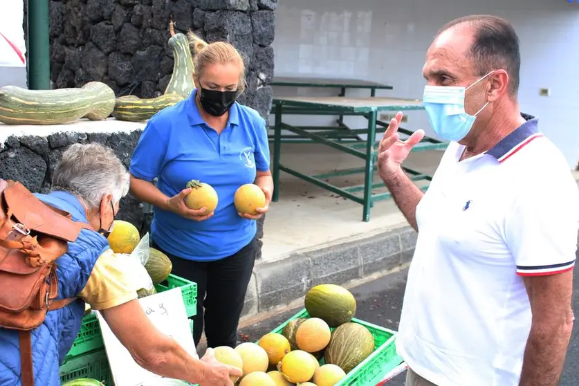 El alcalde de Tinajo visitó el mercado agrícola para comprobar cómo estaba todo.