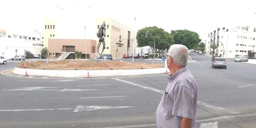 Concejal de Parques y Jardines frente a la rotonda