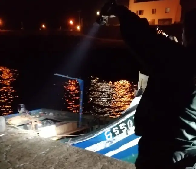 Imagen de la patera que ha llegado este viernes al muelle de La Santa, en Tinajo.